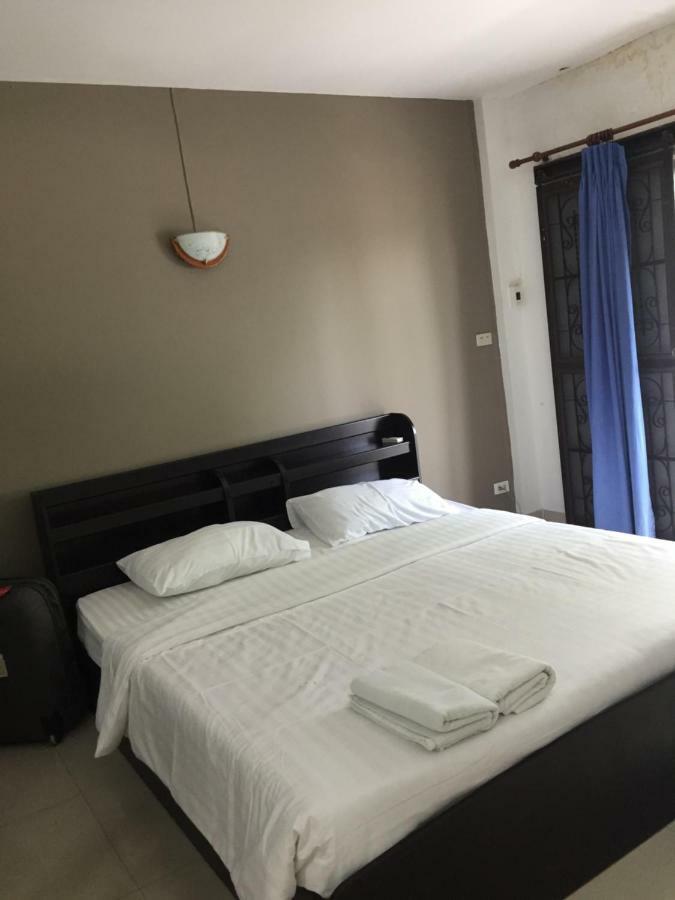 Escobar Guesthouse Pantai Jomtien Bagian luar foto