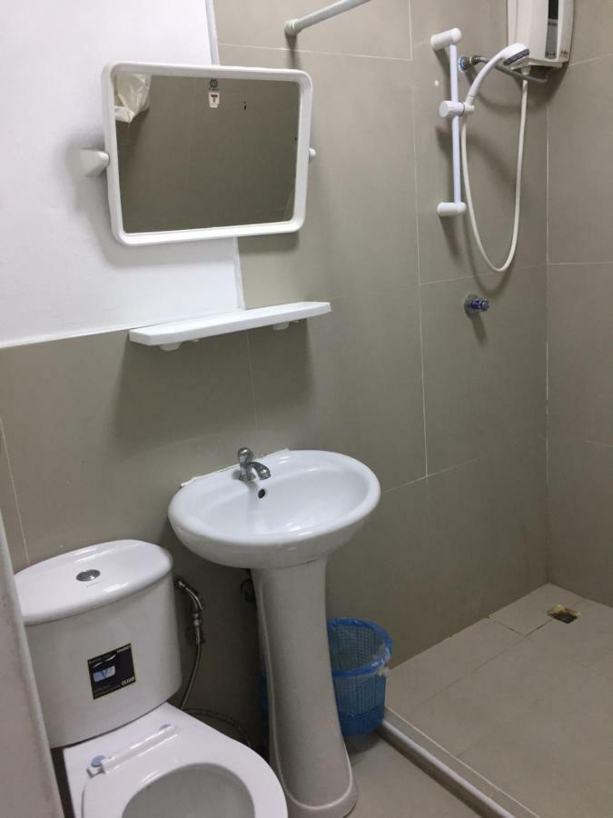 Escobar Guesthouse Pantai Jomtien Bagian luar foto