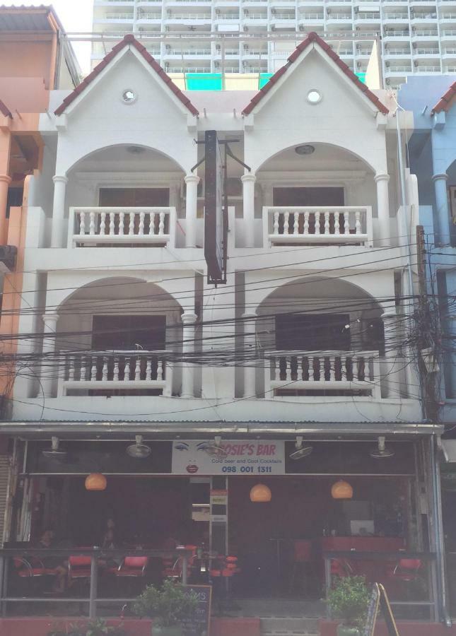Escobar Guesthouse Pantai Jomtien Bagian luar foto