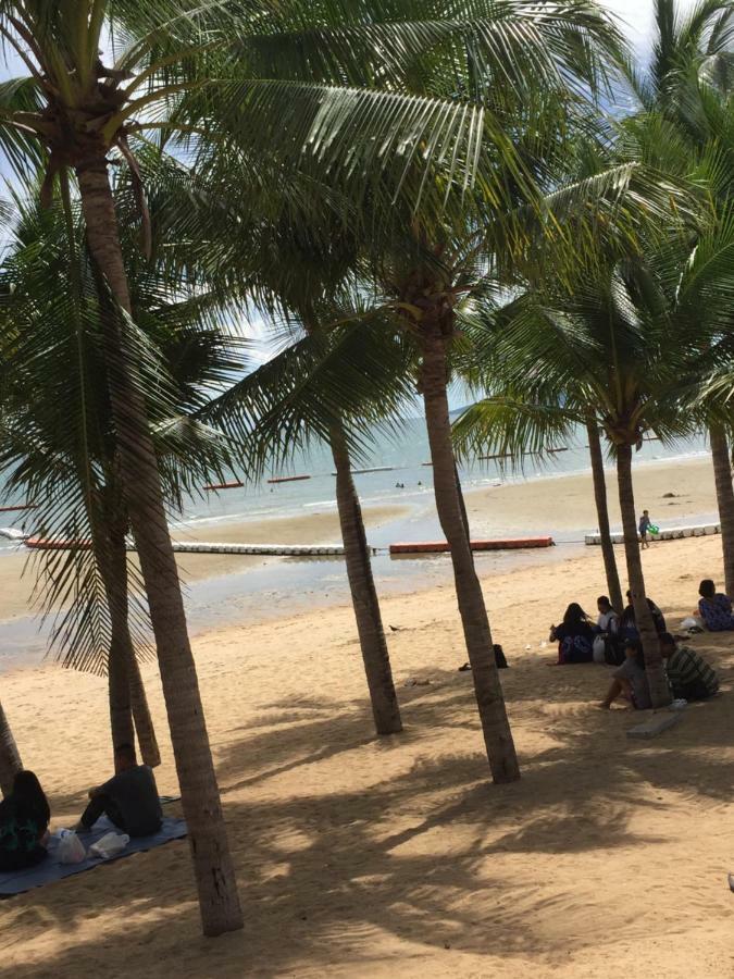 Escobar Guesthouse Pantai Jomtien Bagian luar foto