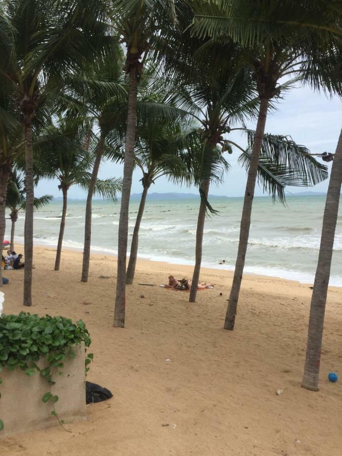 Escobar Guesthouse Pantai Jomtien Bagian luar foto