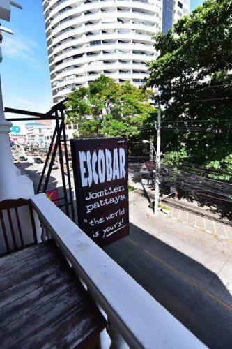 Escobar Guesthouse Pantai Jomtien Bagian luar foto