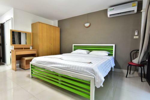 Escobar Guesthouse Pantai Jomtien Bagian luar foto