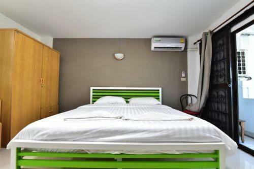 Escobar Guesthouse Pantai Jomtien Bagian luar foto