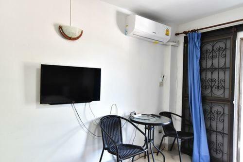 Escobar Guesthouse Pantai Jomtien Bagian luar foto
