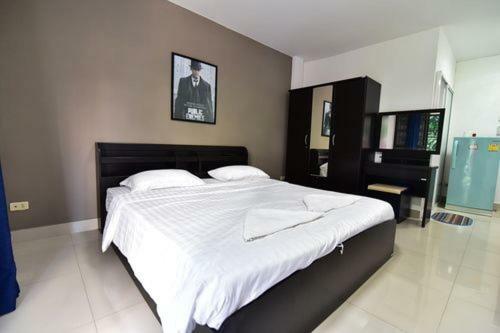 Escobar Guesthouse Pantai Jomtien Bagian luar foto